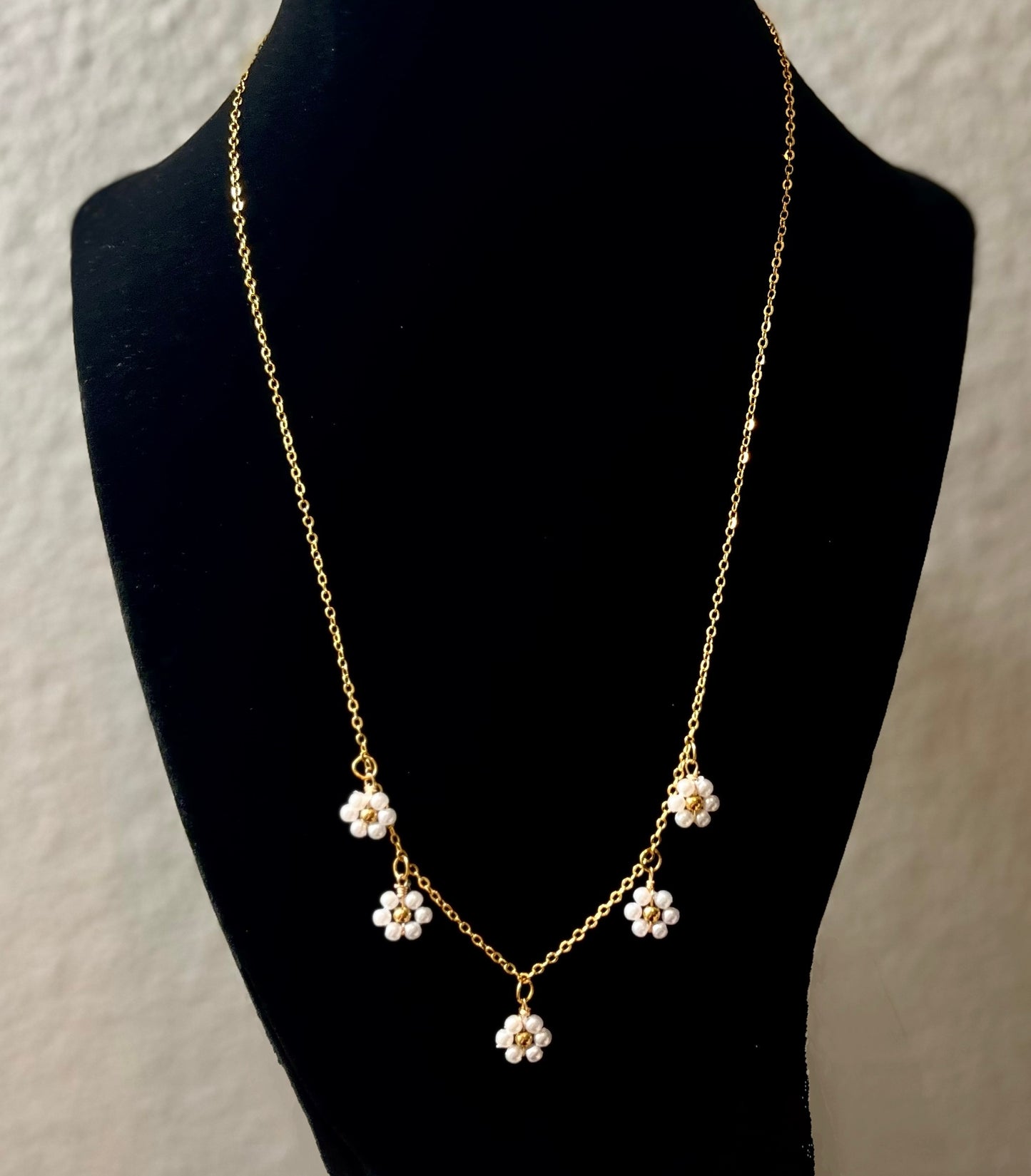 Dainty 16k gold daisy 18” necklace