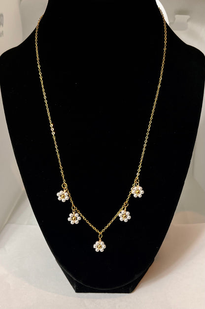 Dainty 16k gold daisy 18” necklace