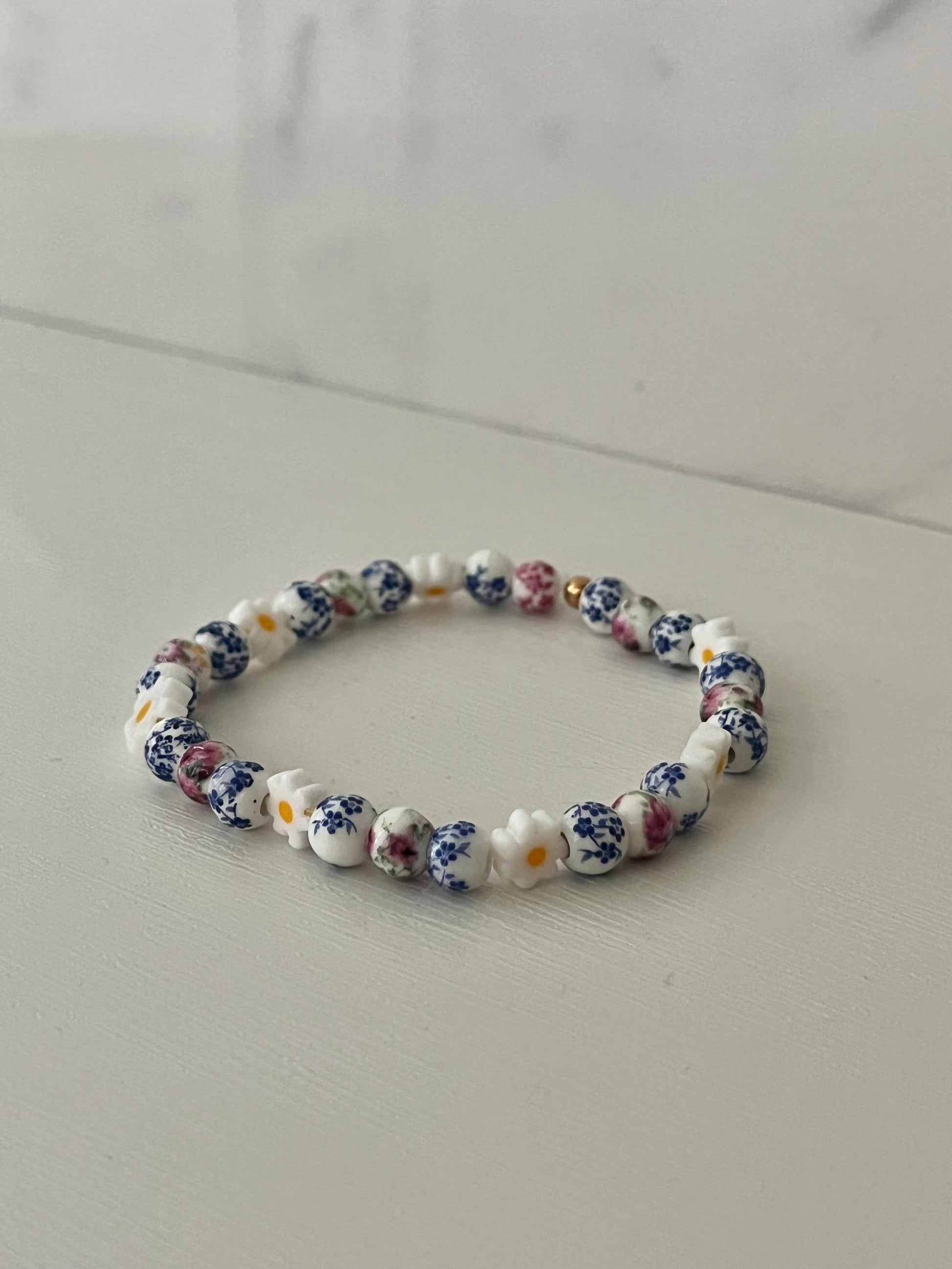 Floral daisy ceramic beaded bracelet