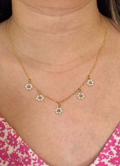 Dainty 16k gold daisy 18” necklace