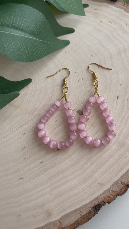 Boucles d'oreilles pendantes en or et opale oeil de chat rose