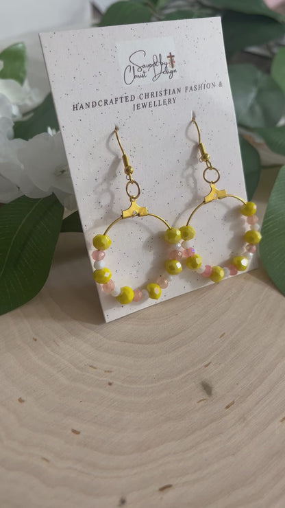 Boucles d'oreilles créoles dorées en verre à facettes pêche jaune