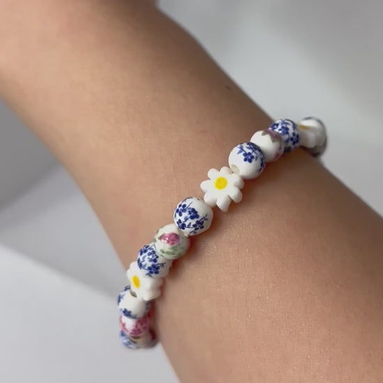 Floral daisy ceramic beaded bracelet