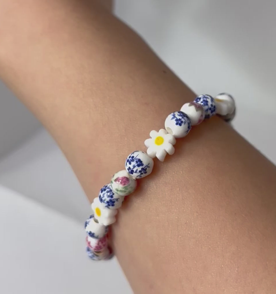 Floral daisy ceramic beaded bracelet